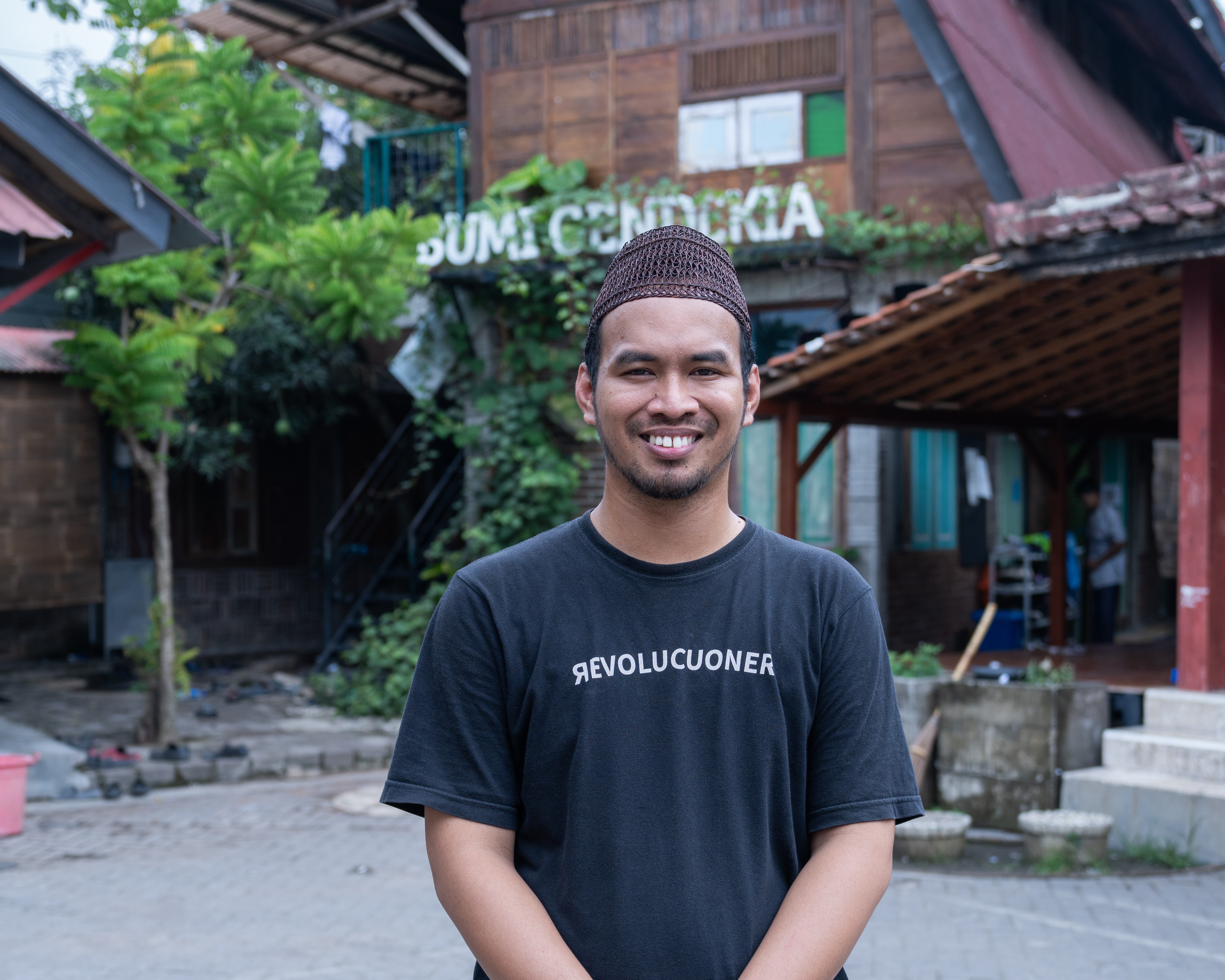 Cerita Ubaidillah Fatawi: Kepala Sekolah Muda yang Menghadirkan Pendidikan Alternatif Membebaskan